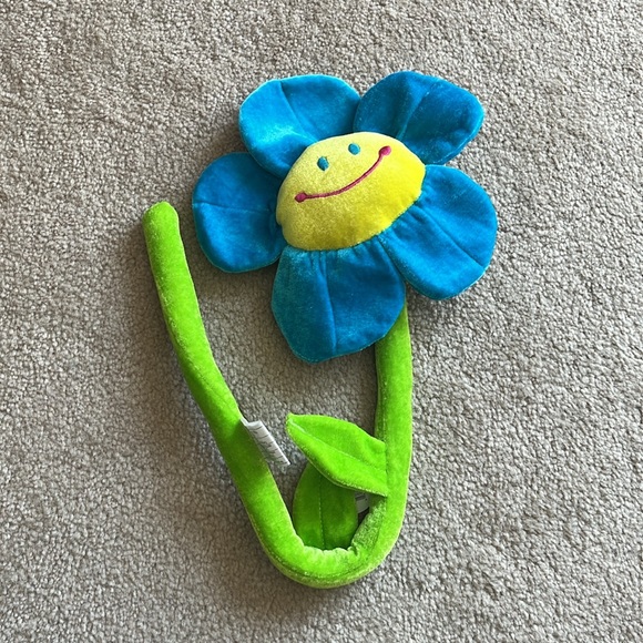 Smiley Flower Toy with Blue Petals and Green Strm - Picture 4 of 10